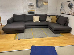 Cozy sofa med open-end & chaiselong - udstillingsmodel