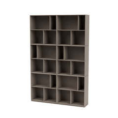 Montana READ klassisk bogreol i Truffle med sokkel 3 cm