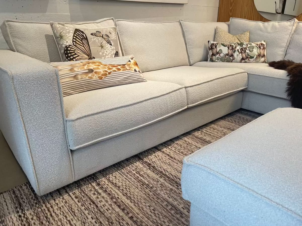 Hope hjørnesofa med open-end + puf - Udstillingsmodel